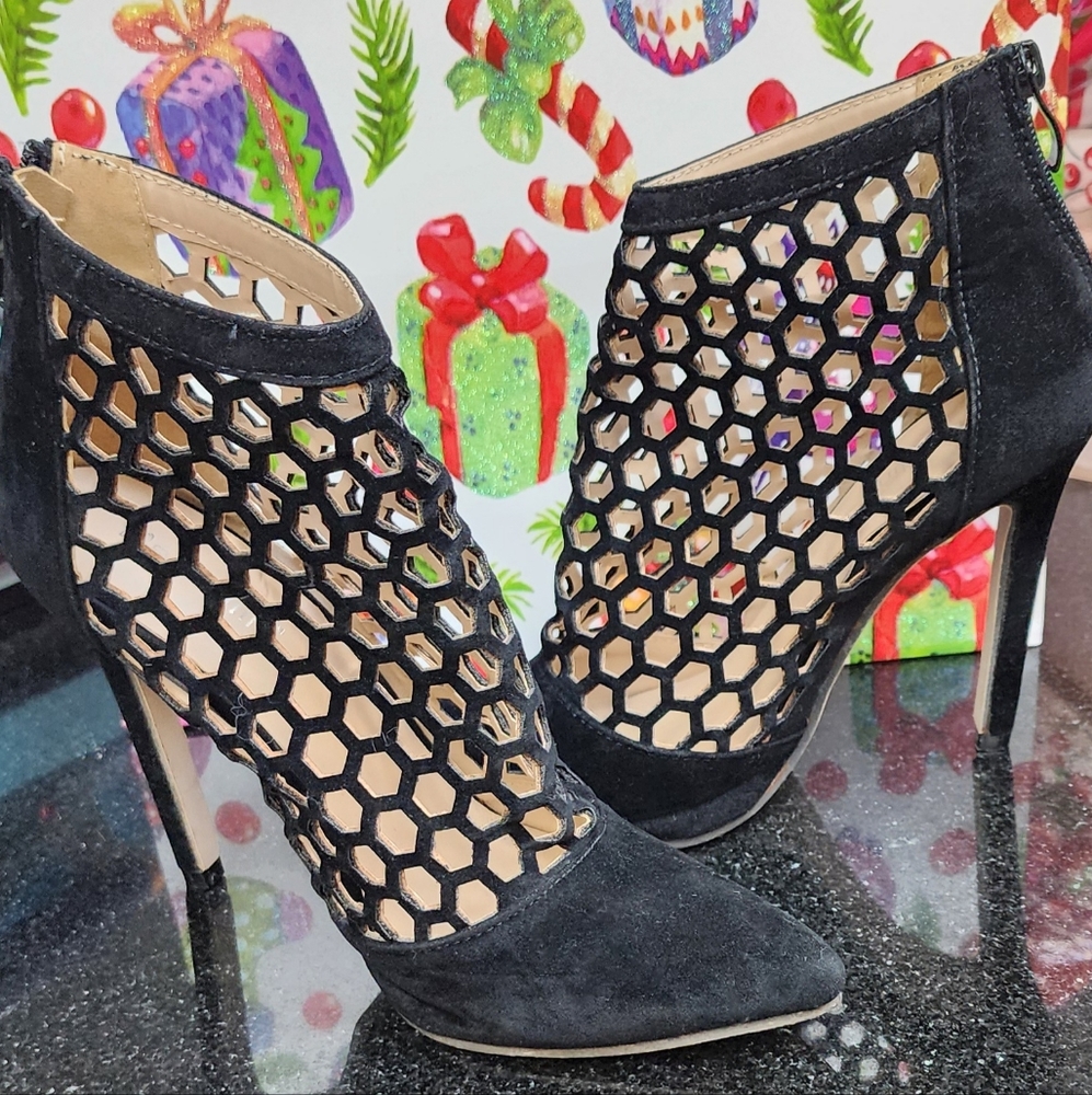 Meilikelin Cut Out Closed Toe Bootie  Size 37. US 7  Black EUC